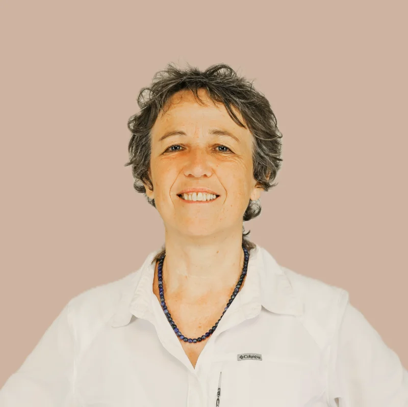 anne-delmas-2026-1 Anne Delmas de face habillée d'un chemisier blanc