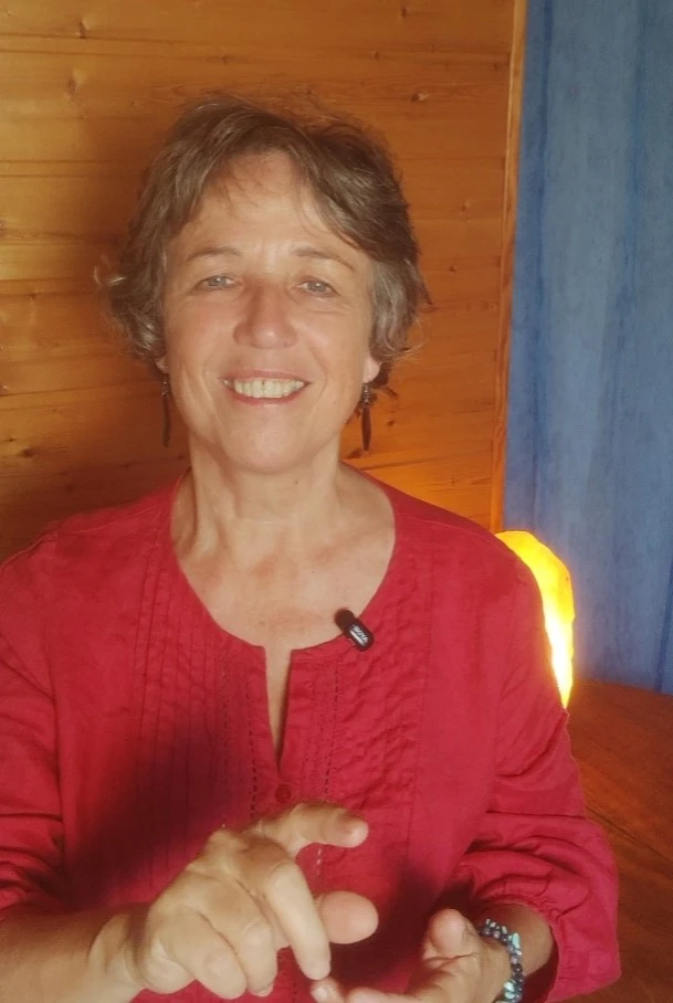 Anne Delmas porte une tunique rouge et anime la chaine Youtube "Cueille le jour"