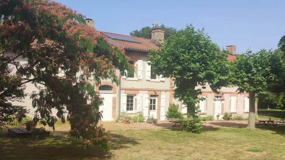 Façade de la maison du centre REEV de la Matasse à Bérat (31)