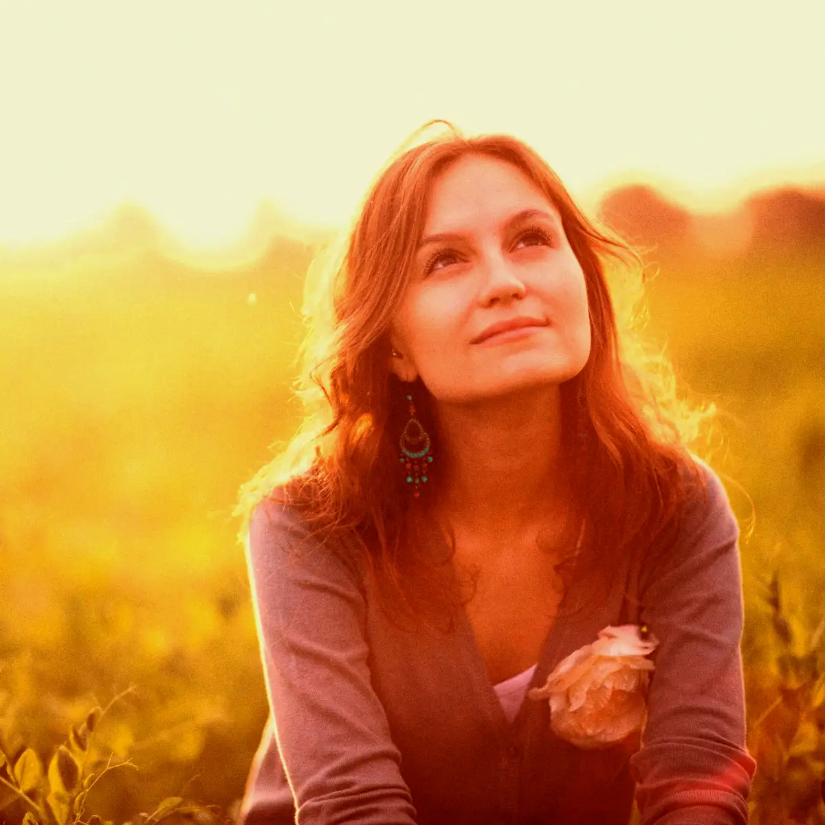 Femme relaxée et épanouie aux teintes orange