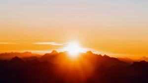 Soleil levant au dessus de la montagne